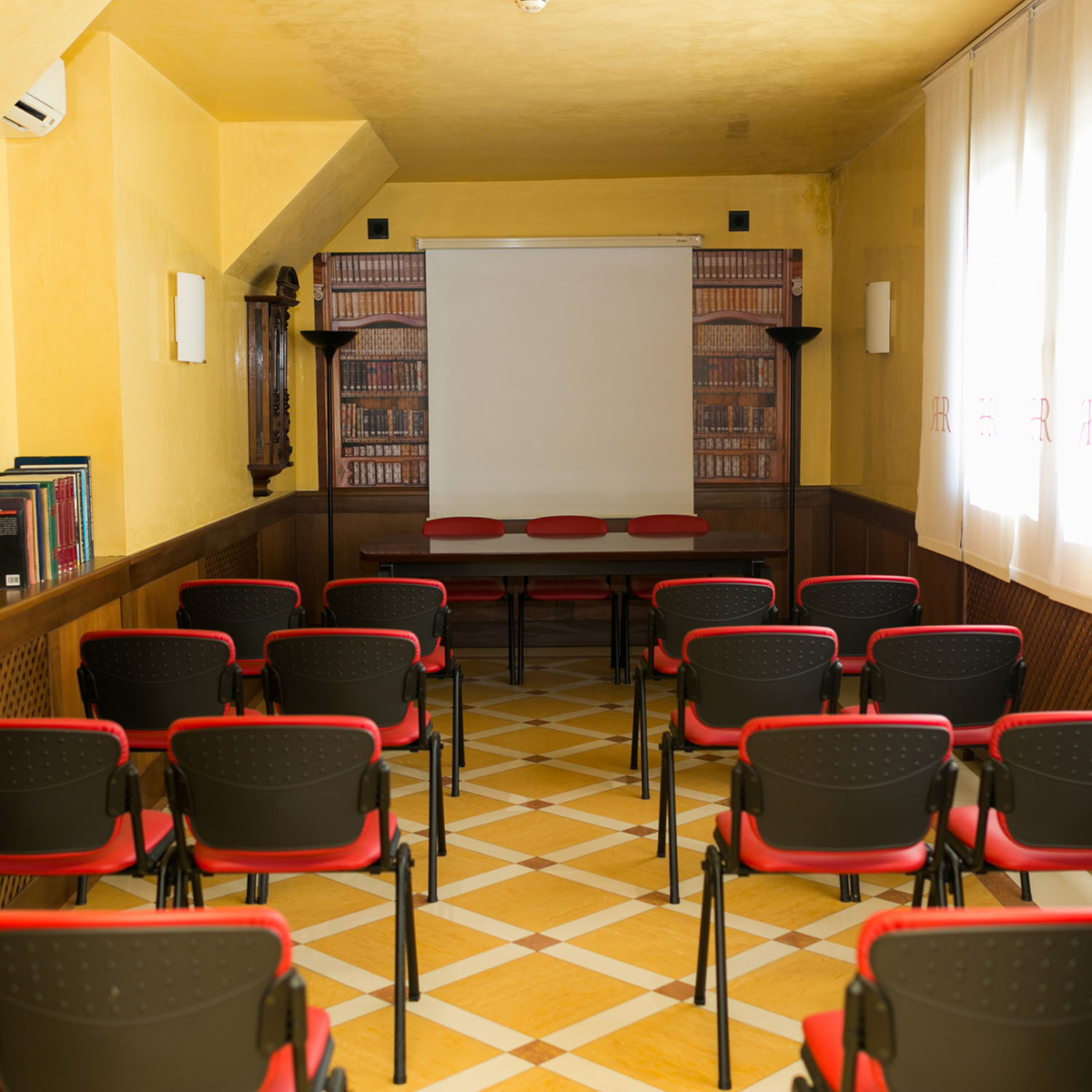 Conference center sala riunioni e meeting con video proiettore Conference center sala riunioni e meeting con video proiettore